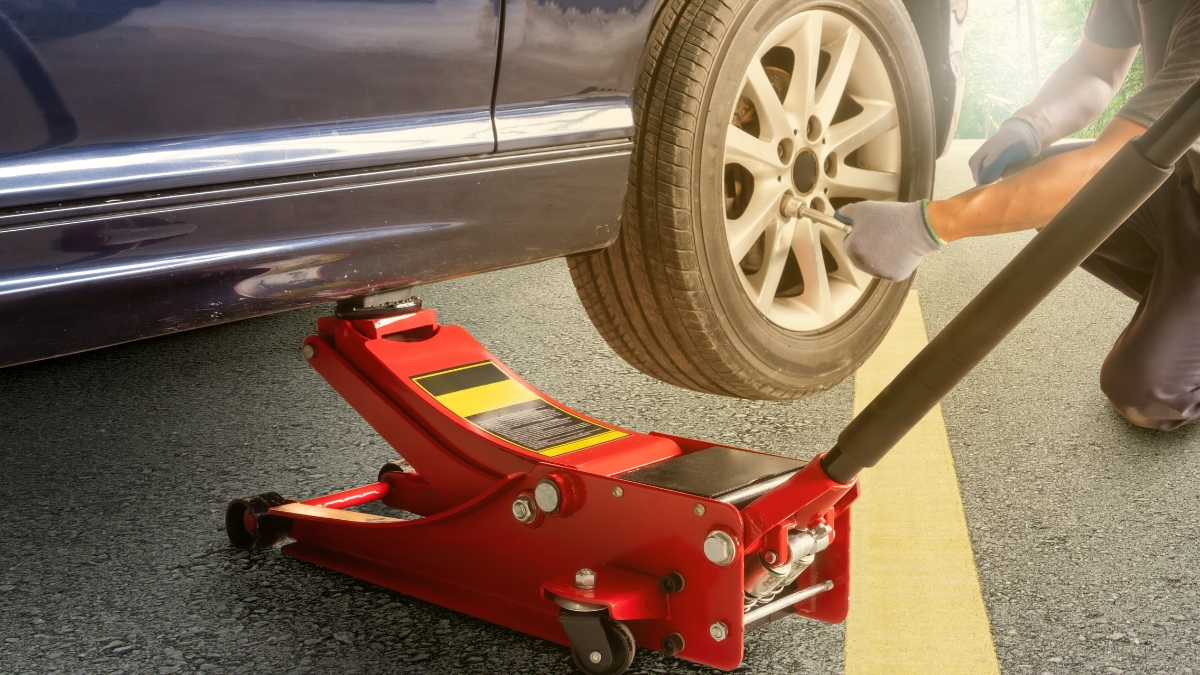 How the E-HEELP Electric Car Jack Makes Flat Tires Way Less Stressful
